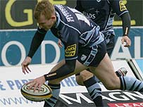 Dan Fish yn croesi am gais i'r Gleision