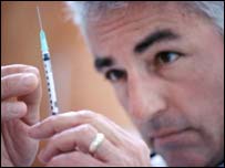 Mais uma vacina está sendo testada na Inglaterra