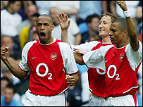 Fotbalisté Arsenalu se radují z vítězství v lize