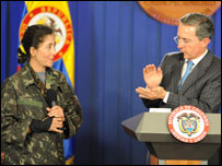 Álvaro Uribe e Ingrid Betancourt (Mauricio Duenas/AFP/Getty Images)