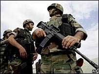 Exército libanês perto do campo de refugiados de Nahr el-Bared