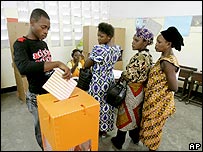 Eleitores votam no Congo
