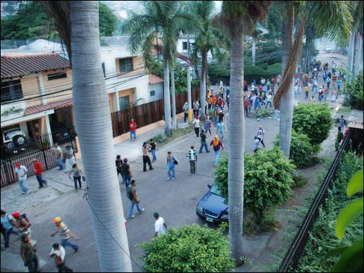 Manifestantes cerca de la embajada de Brasil en Tegucigalpa