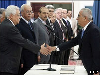 Abbas yeni kabine mensupları ile el sıkışıyor