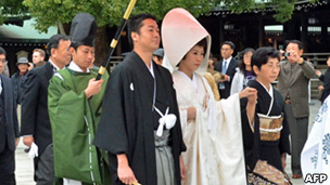 日本明治神社内一对新人正举行神道教婚礼（11/11/2012）