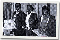 Tair athrawes o Lesotho, Elizabeth, Mary a Victoria yn derbyn rhodd mewn gwasanaeth ffarwelio yn Ysgol Bodhyfryd