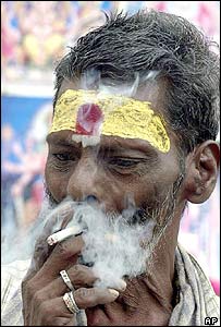 Fumante na cidade de Madras, Índia