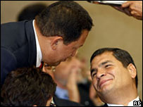 O presidente do Equador, Rafael Correa, em conversa com o presidente da Venezuela, Hugo Chávez (foto de arquivo)