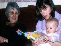 成年人与小孩一起阅读