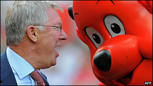 Alex Ferguson hablando con la mascota del Manchester United, Fred the Red.