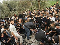 قلسطينی ها دور محل حادثه جمع شده اند