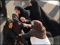 خشونت در تجمع زنان