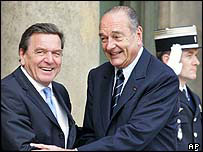 Gerhard Schröder (vlevo) a Jacques Chirac