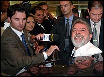 Lula sorri para simpatizantes em Portugal