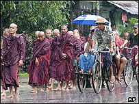 راهبان و راهبه های بودایی در تظاهرات روز دوشنبه