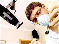 Stomatolog s nástroji