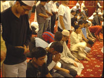 İngiltere'de namaz kılan Müslümanlar