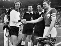 Đội trưởng Tây Đức Franz Beckenbauer và người tương nhiệm phía Đông Đức Bernd Bransch