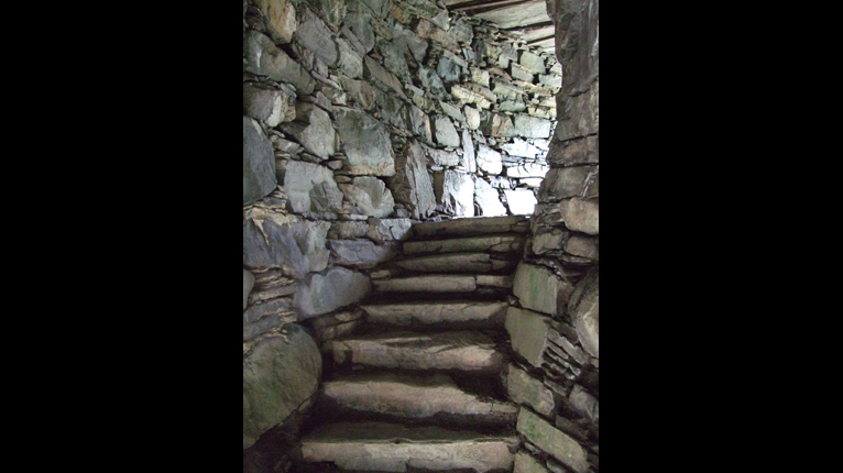 Staidhre air taobh a-staigh broch Cruithneach ann an Gleann Eilg
