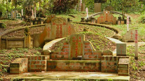 新加坡武吉布朗墳場內一些墳墓被插上編號柱等候發掘（30/3/2012）