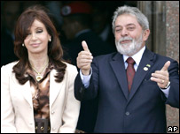 Cristina Kirchner e Lula em Montevidéu, durante a cúpula do Mercosul