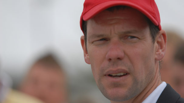 The judge keeps a close eye on the competitors. When he has received a signal from the two coaches that all is ready, he gives the teams the command to begin.