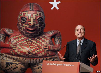Fransa Cumhurbaşkanı Jacques Chirac, Meksika'ya ait bir Chupicuaro heykelinin reprodüksiyonunun yanında