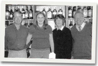 John a Nell Davies Hughes sy'n ffarwelio â'r siop a George a Jackie Povey sy'n cymryd drosodd.