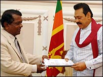 Retd justice Mahanama Tilakaratne handing over the report to the president (photo: Nalin Hewapathirana)