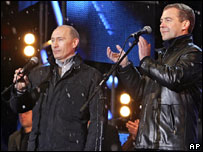 Ông Putin và ông Medvedev trong cuộc vận động tranh cử Tổng thống vừa qua