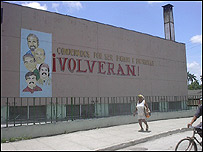 Kübalı 'casusların' Havana'da bir duvara asılı fotoğrafları