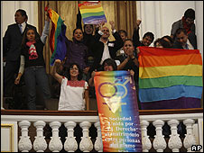 Activistas celebran aprobación de matrimonios entre homosexuales en Ciudad de México