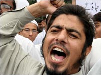  لال مسجد آپریشن کے خلاف یہ مظاہرے نماز جمعہ کے بعد ہوئے