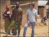 Ator Hugh Dancy junto a atores ruandeses