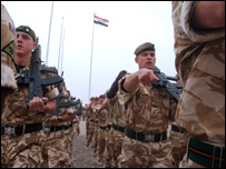 سربازان بریتانیایی هنگام خروج از شهر بصره