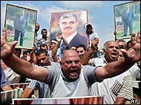 حاميان حريری اين هفته بازداشت اين چهار نفر را در سيدون، لبنان، جشن گرفتند