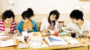 复习功课的学生