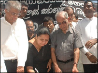 Sri Lanka opposition leaders signing a petition to get Mr Fonseka released