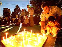 تحصن حمايت از اکبر گنجی در برابر خانه او (عکس آرش عاشوری نيا - کسوف)