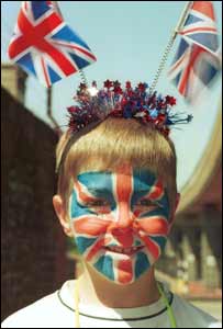 头顶米字旗的男孩