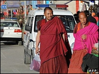 Tibet'te manastırlar önündeki polis araçları