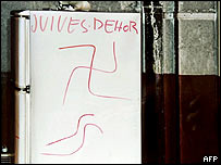 Centro foi pichado com suásticas e depois incendiado