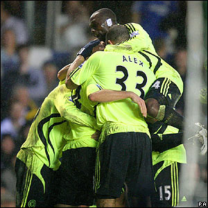 皮萨罗进球后与队友庆祝