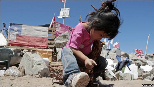 Niña juega en el campamento donde permanecen los familiares de los mineros atrapados