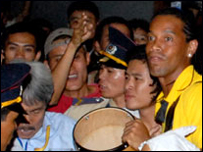 Ronaldinho trong vòng vây của người hâm mộ