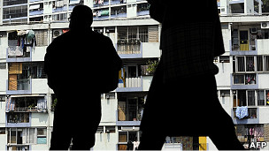 香港某地铁站内眺望政府廉租公共房屋（6/4/2011）