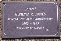 Cofeb i Gwilym R Jones ar fur Cloth Hall