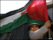 يک پسر بچه فلسطينی با پرچم اسراييل