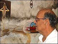 वीपी सिंह अपनी पेंटिंग के साथ