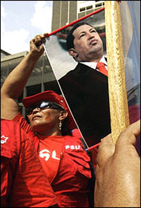 partidária com cartaz de Hugo Chávez